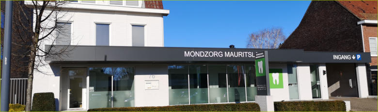 De voorgevel van Mondzorg Mauritslaan in de zon